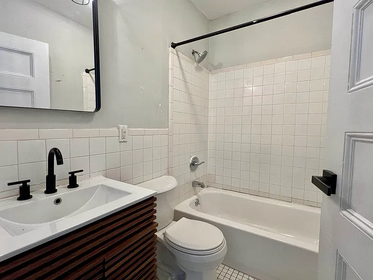 183 Montgomery St #2 — Photo 7