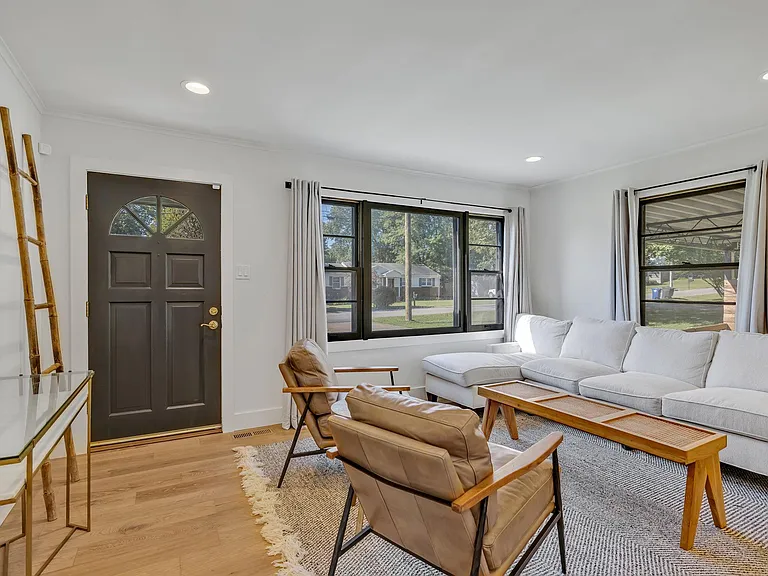 313 James Ave — Photo 9