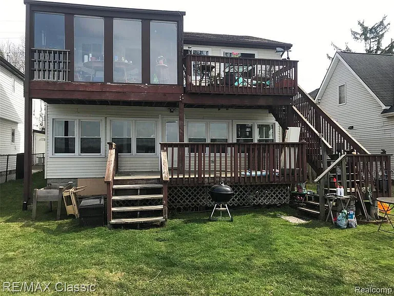 381 E Shore Dr — Photo 2