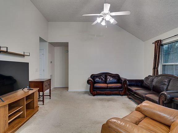 5th image of 864 Pin Oak Dr