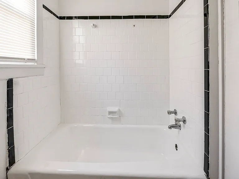 N 16th Ave — Photo 10