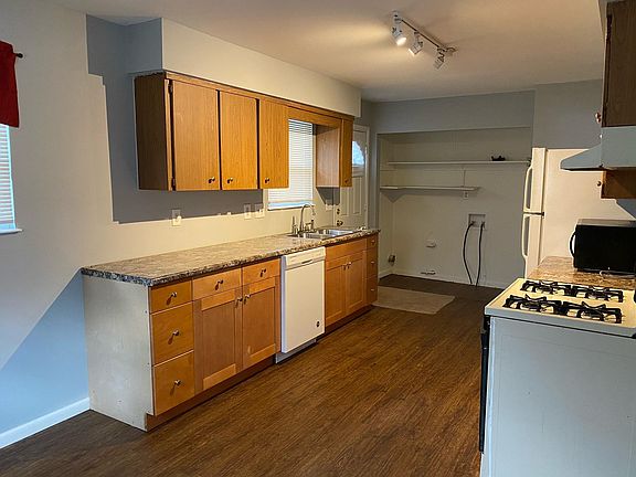 Kitchen with laundry area washer/dryer hook-up (electric)