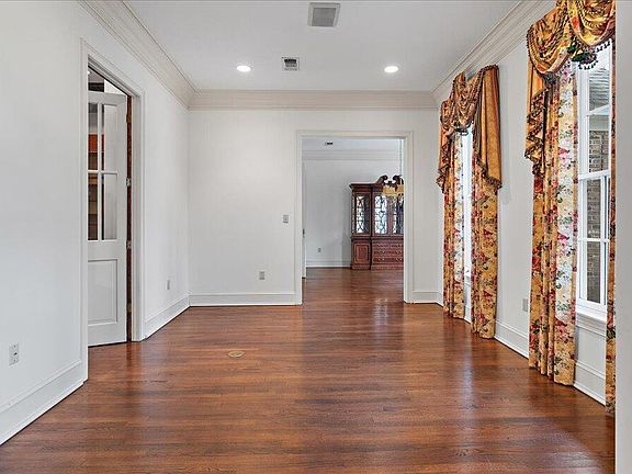 4th image of 2205 E 3rd St