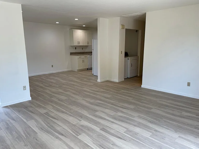 214 N Bayview Ave — Photo 3