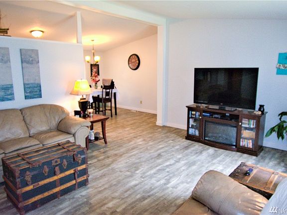 5th image of 731 Cardinal Ave NE