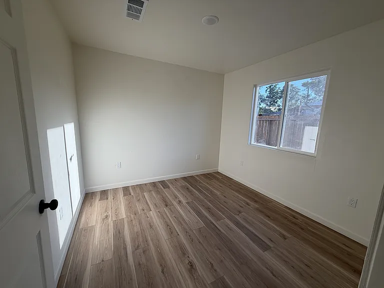 1405 E 9th St #1 — Photo 7