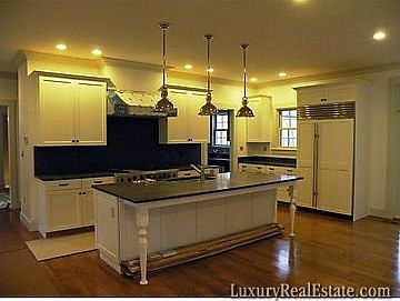 4th image of 90 Moulton St