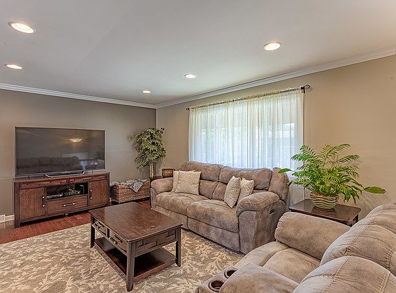 4th image of 1312 Bradley Ln