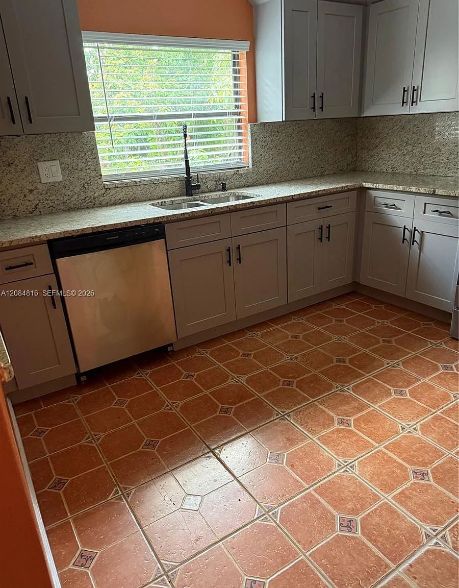 4 bed, 2.0 bath, $2,600 — Photo 3