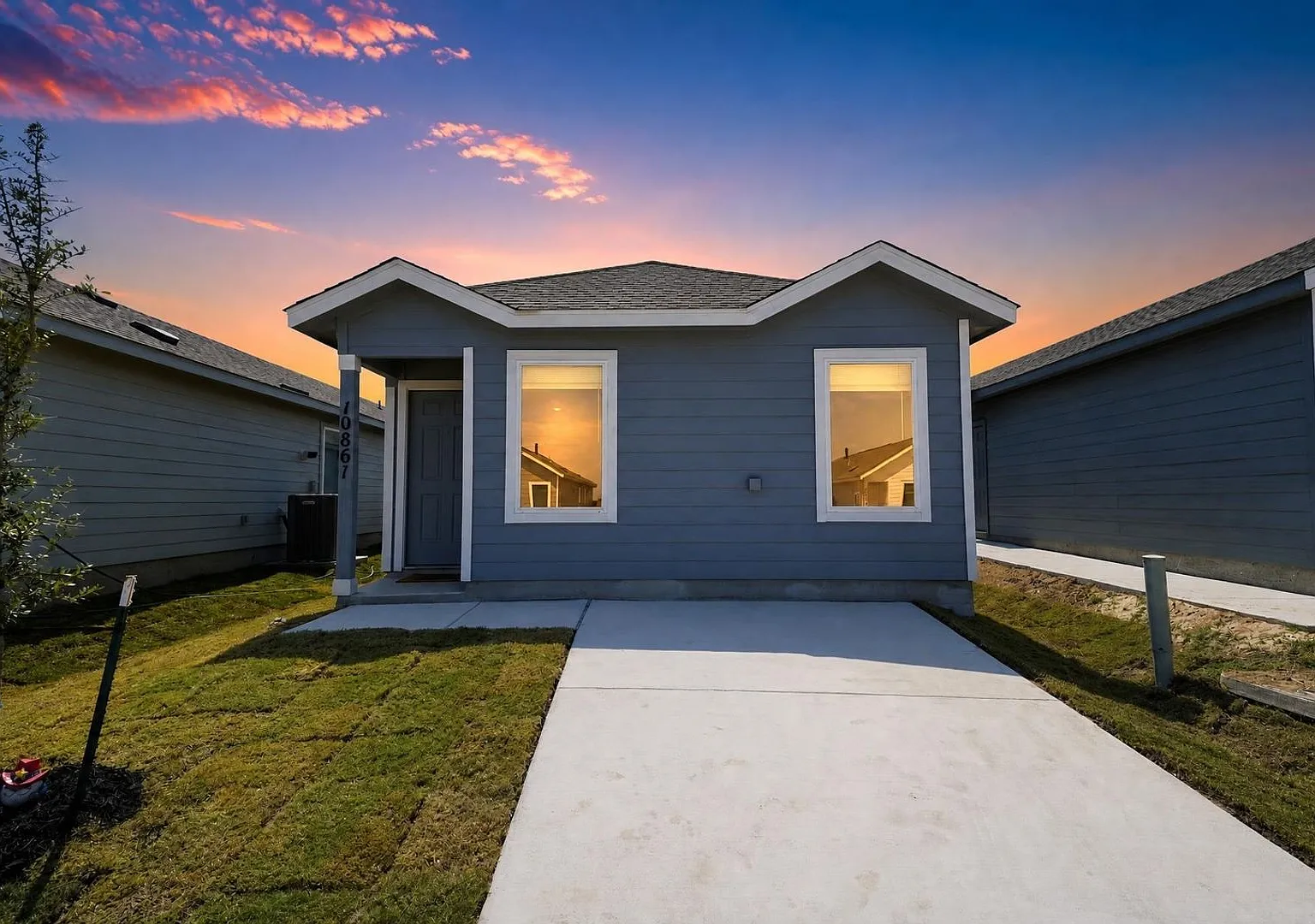 Brand New 4BR House in San Antonio 5 Min to 410 Private Patio Pet Friendly — Photo 1