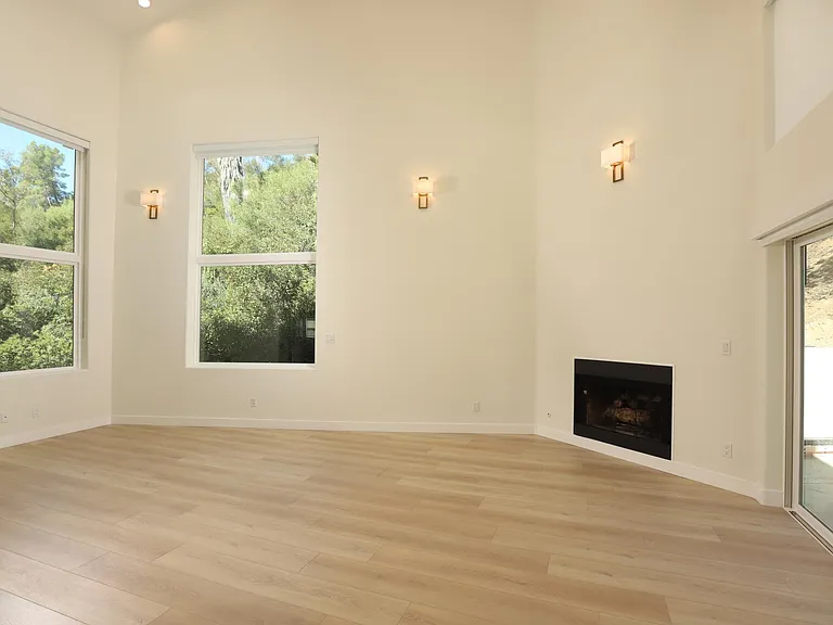 1827 Hill Dr — Photo 2