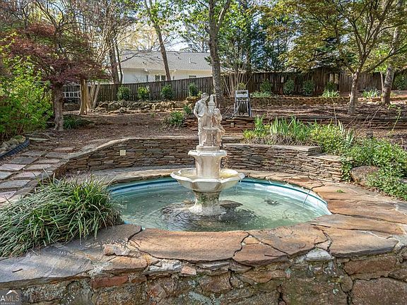 4th image of 591 Milledge Terr