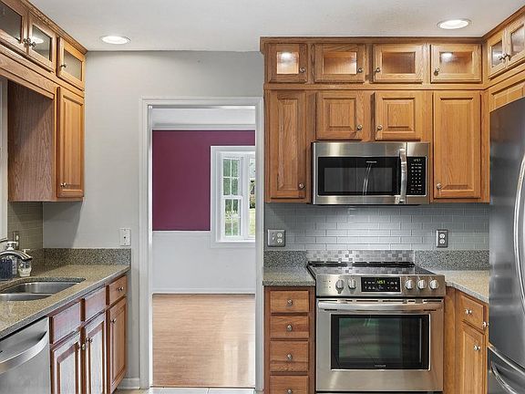 4th image of 890 Londonderry Ct
