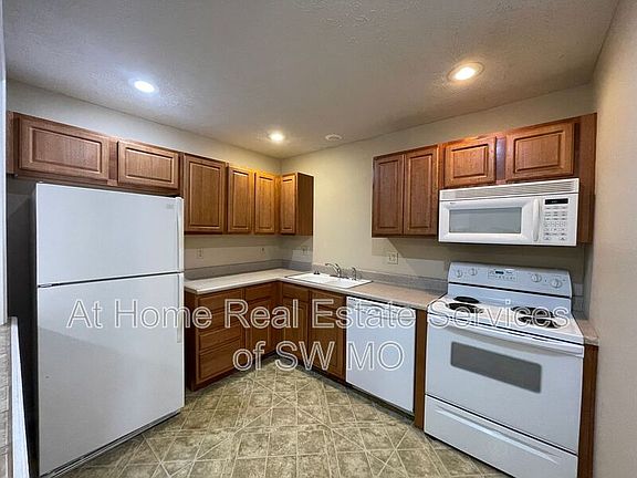 3rd image of 306A Excalibur Ct