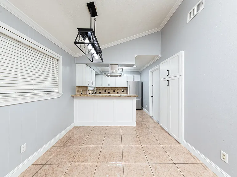 823 Parkhill St — Photo 9
