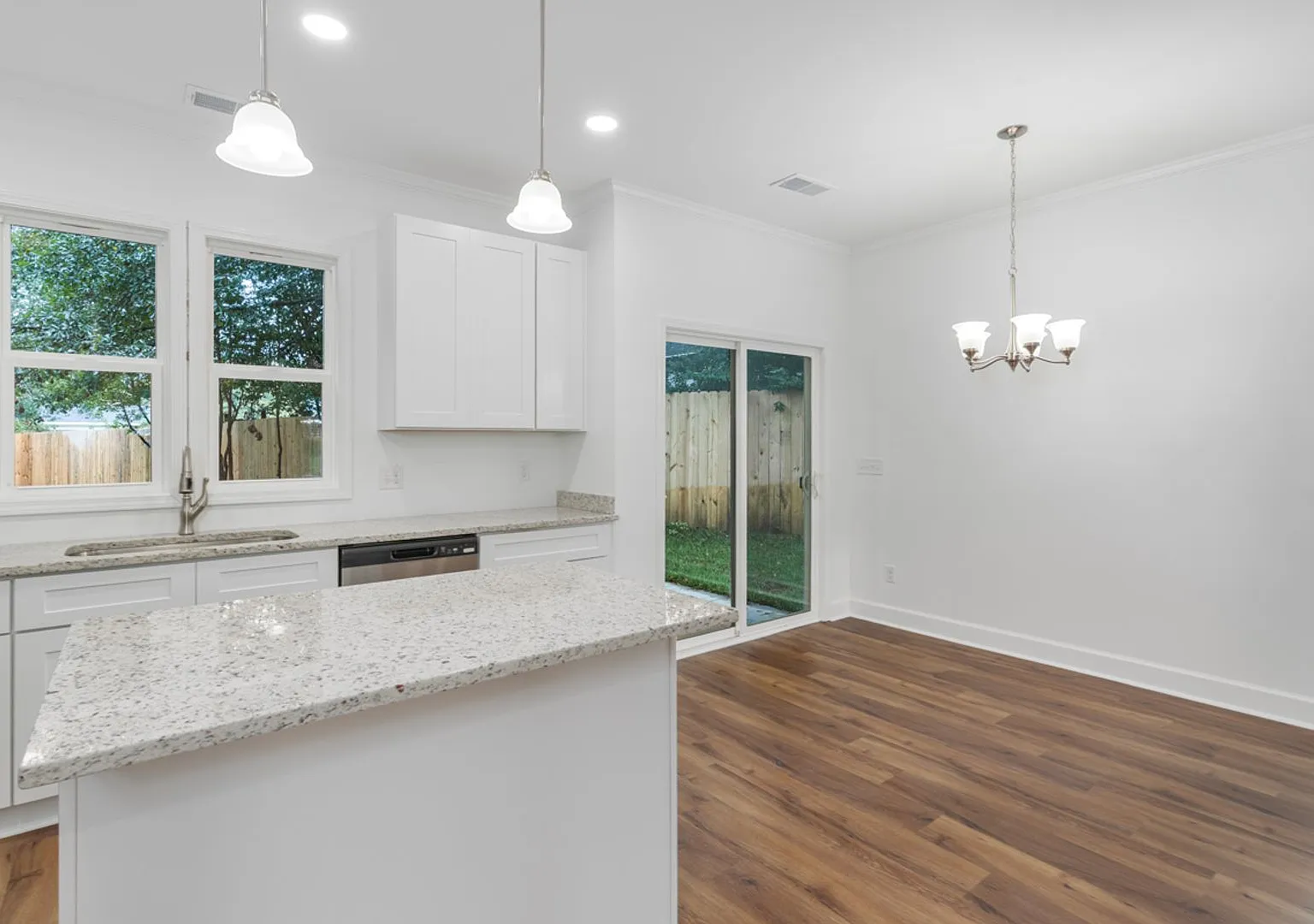Pre-Leasing for the 27-28 School Year! Unbeatable Location — Photo 1