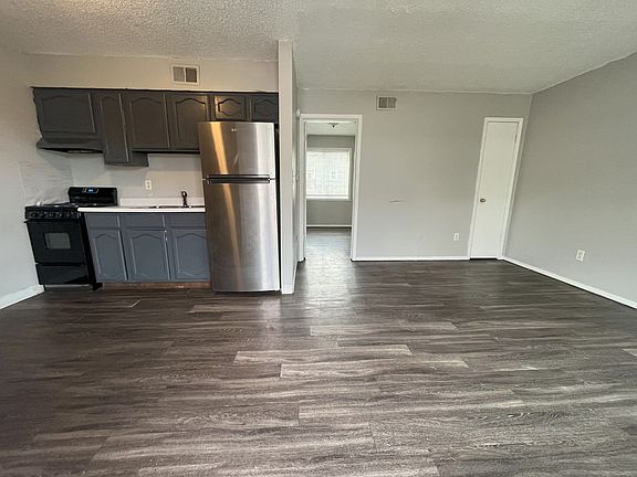 2nd image of 120 Sherwood Ct #8
