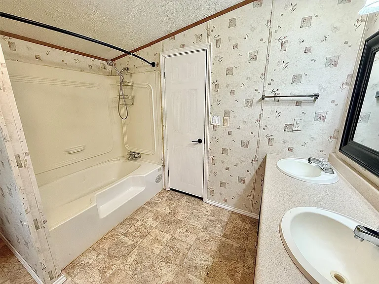 3075 FM 2001 — Photo 13