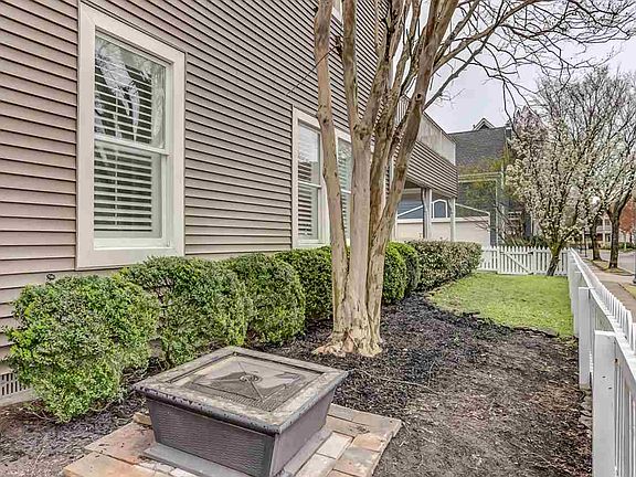 2nd image of 861 E Harbor Isle Cres