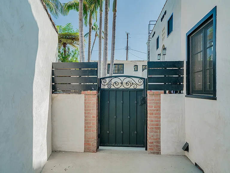1014 S Hayworth Ave — Photo 15