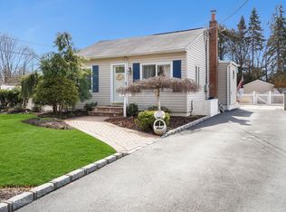 290 17th St, West Babylon, NY 11704