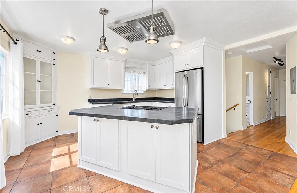 2 bed, 900 sqft, $5,000 — Photo 3