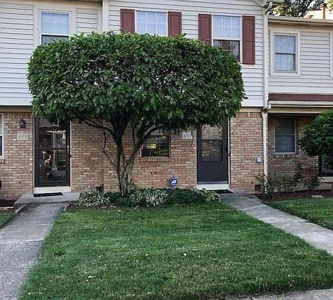3rd image of 473 W Foxtrail Cres