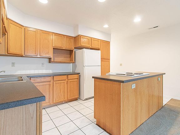 Kitchen w/ an Island