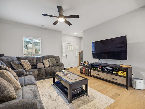 5th image of 717 Shaker Dr