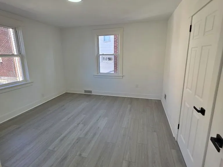 1910 Crosby Ave — Photo 10