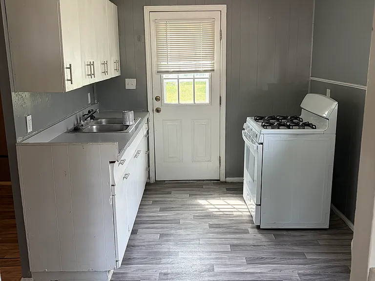 2182 Warrick St — Photo 4