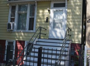 2052 W Roscoe St, Chicago, IL 60618