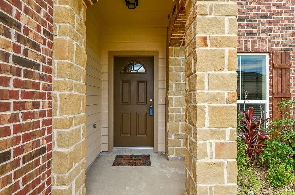 3 bed, 2.5 bath, 2013 sqft, $2,195 — Photo 3