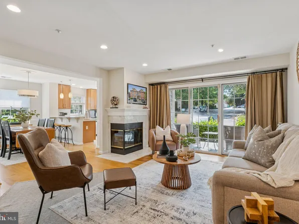 404 Ridgepoint Pl APT 12, Gaithersburg, MD 20878