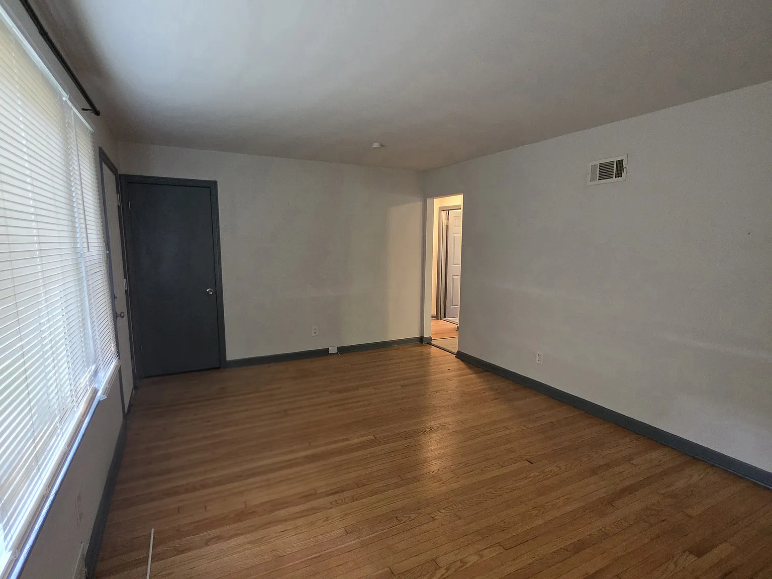 4 bed, $1,600 — Photo 2