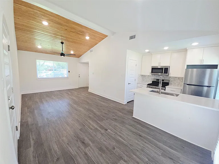 6103 Calmar Cv — Photo 7