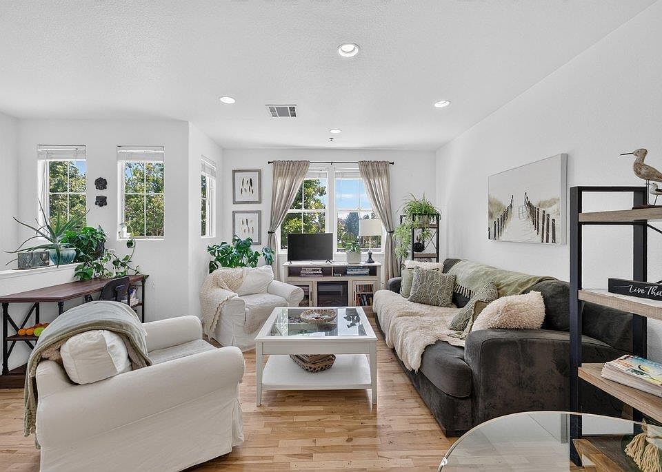 1st image of 229 Lighthouse Dr