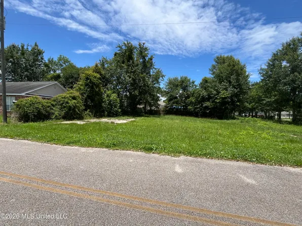 3062 Norton St, Diberville, MS 39540