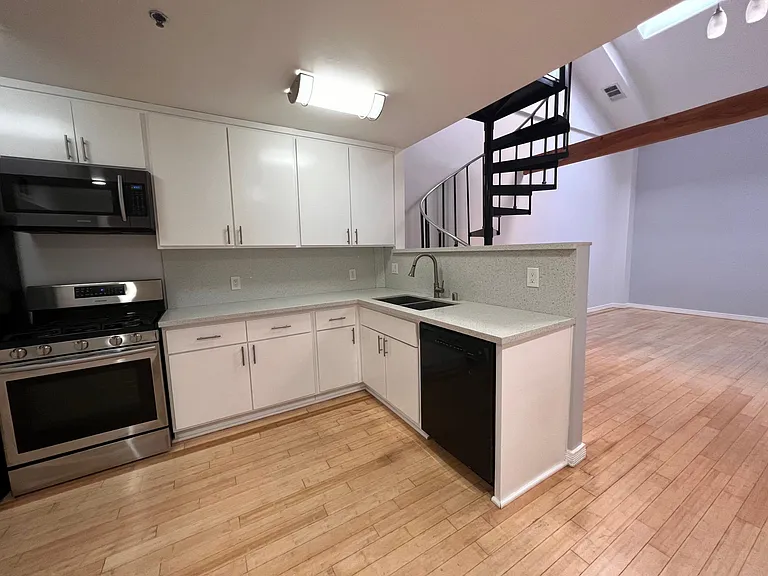 1043 S Grand Ave #8 — Photo 6