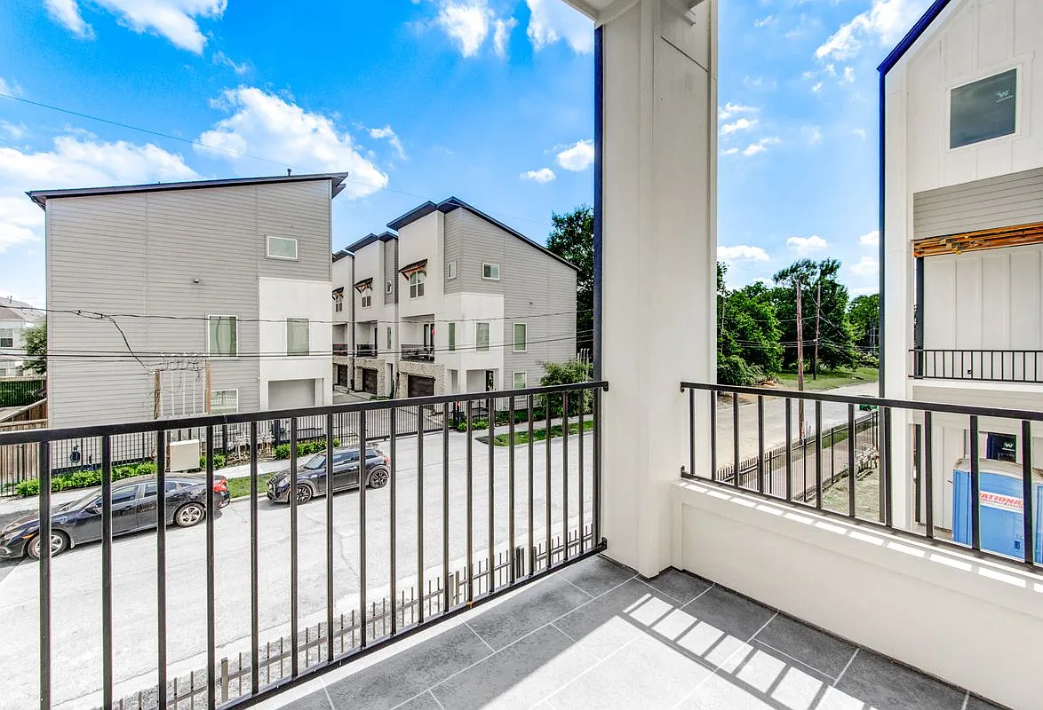 3 bed, 3.5 bath, 2051 sqft, $2,599 — Photo 4