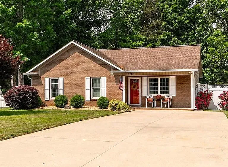 1290 Pyrtle Dr — Photo 1