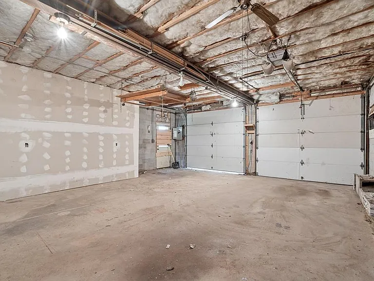 216 Belvidere St E — Photo 17