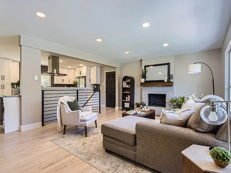 3576 S Holly St — Photo 3