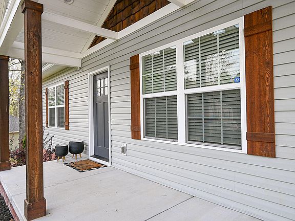 3rd image of 3450 Crawford Dr SE