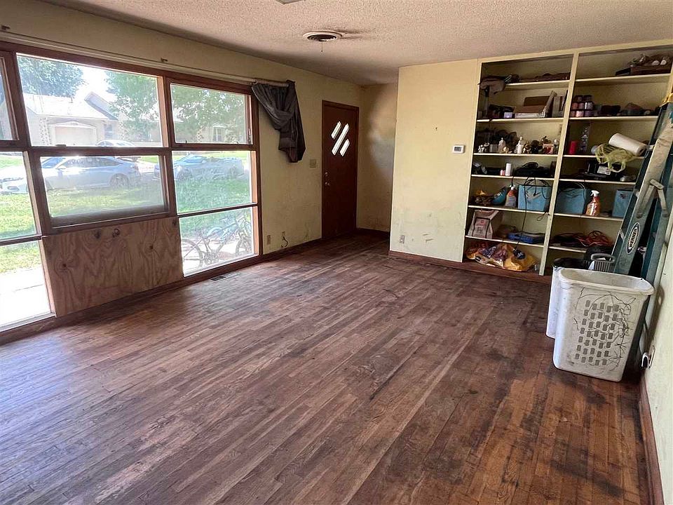 2nd image of 1409 Country Club Dr