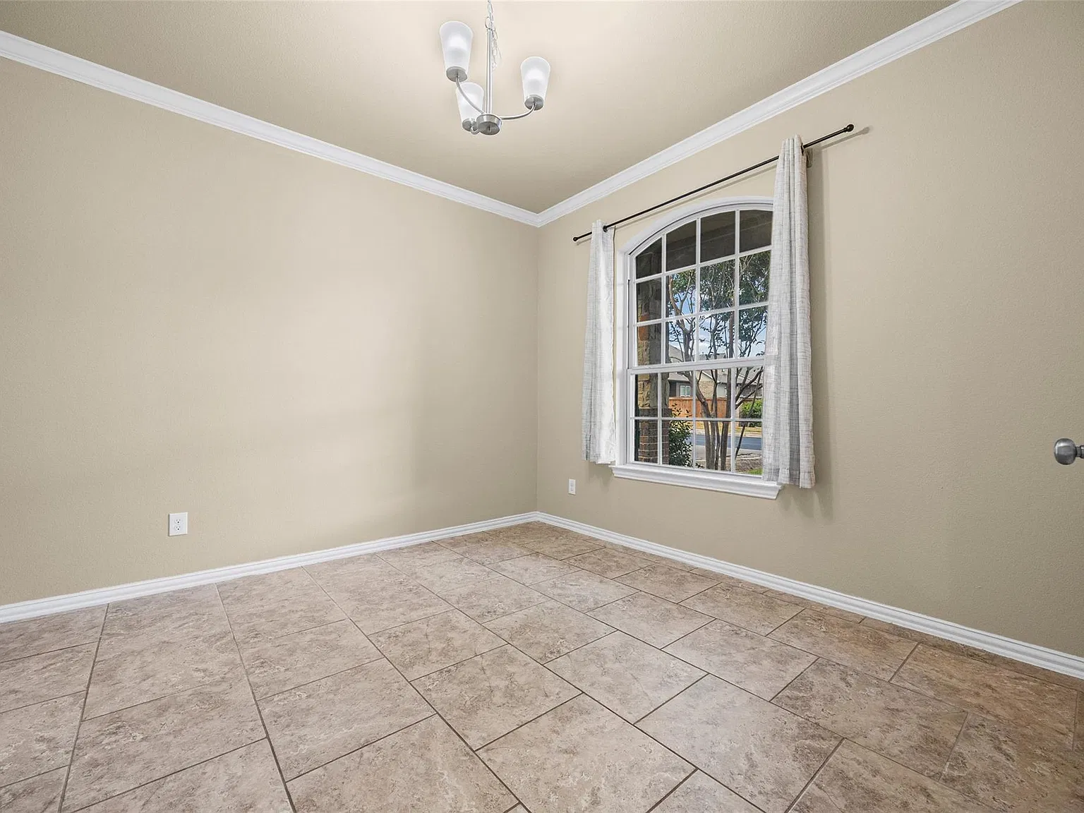 4 bed, 2.5 bath, 2384 sqft, $2,550 — Photo 4