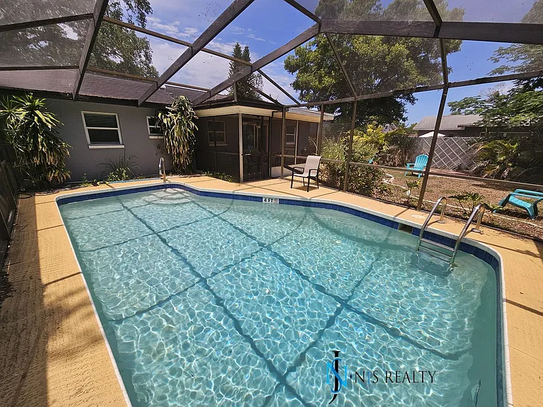 2173 Gladys St — Photo 15
