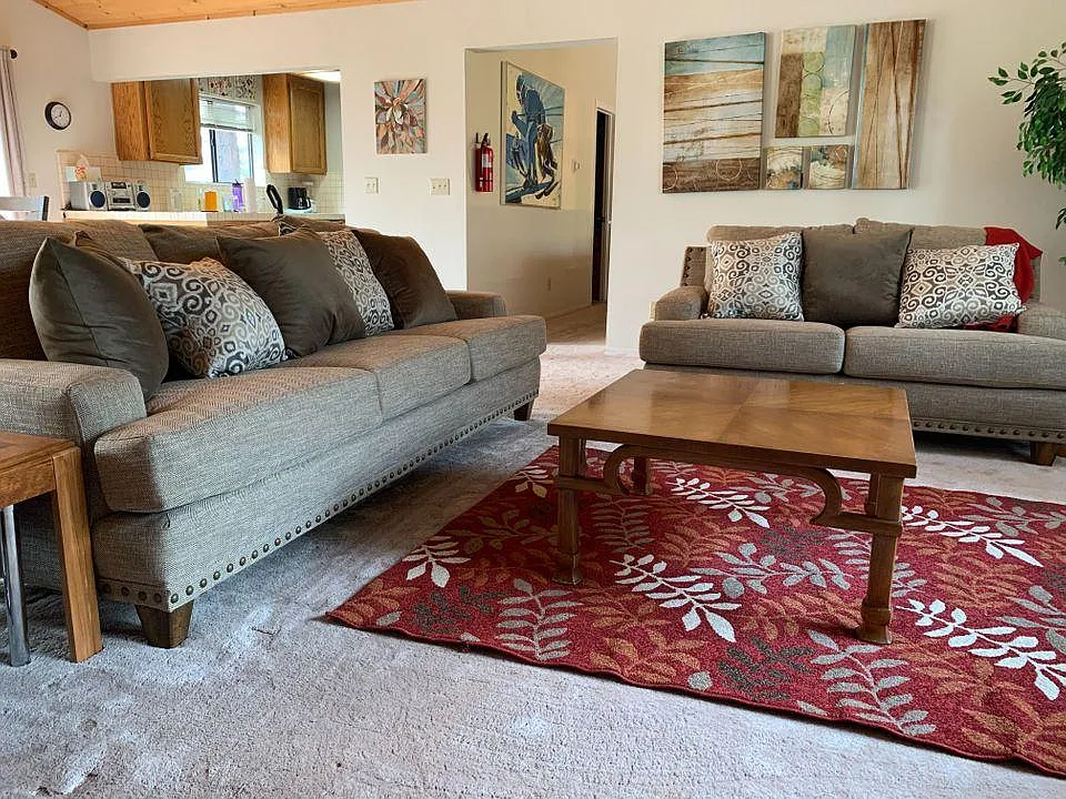 3 bed, 2.5 bath, 2214 sqft, $4,200 — Photo 2