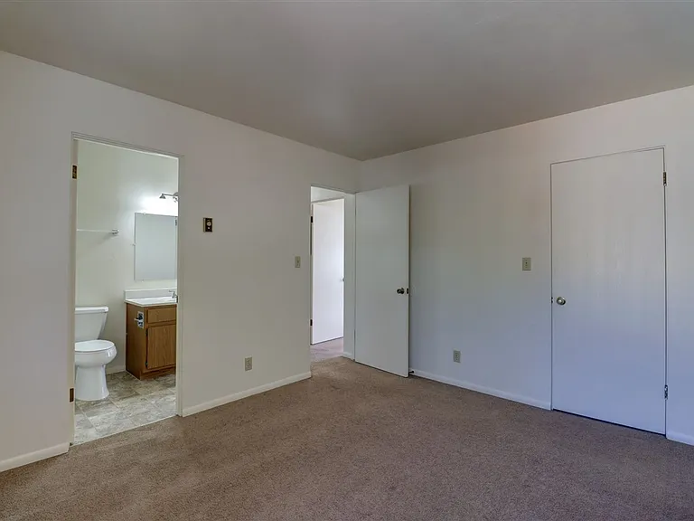 645 Ash St — Photo 16