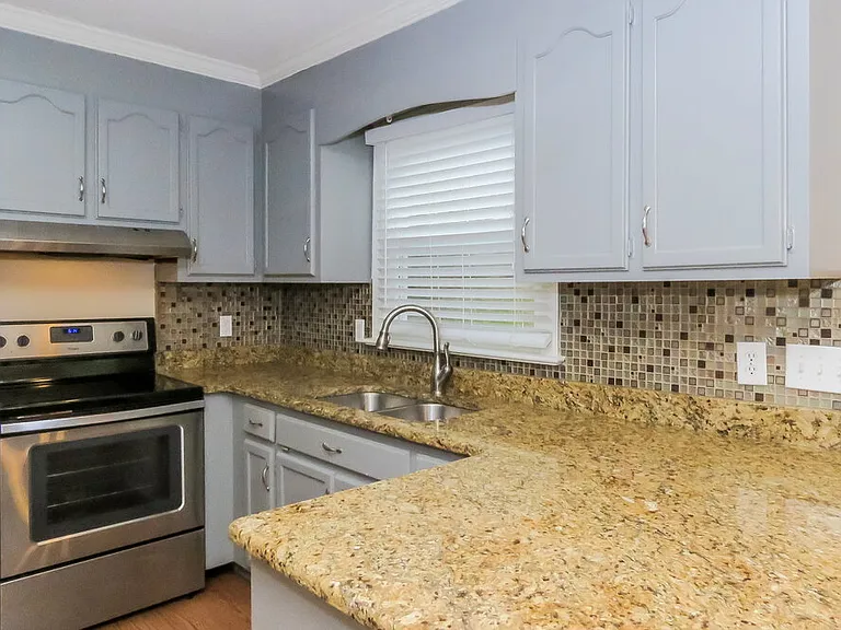 2416 Haybrook Ln — Photo 10